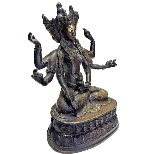 Die Ushnishavijaya-Statue aus der Himalaya-Atmosphäre mit mehrarmiger Ikonographie und Lotussockel