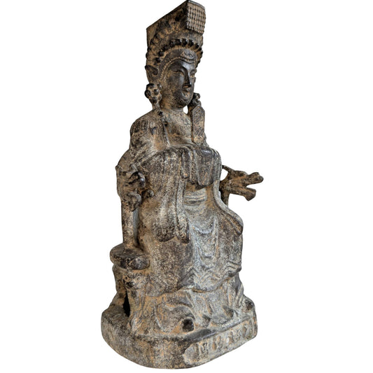 Seitenansicht von Guanyin in meditativer Haltung mit einer abgenommenen Hu-Tafel als Attribut.