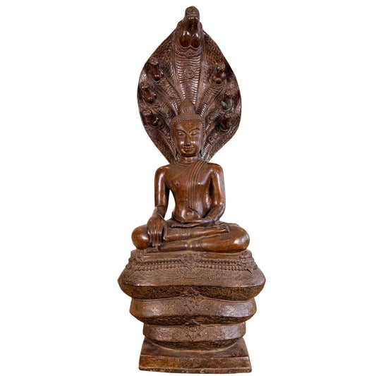 Monumentale bronzen Buddha Muchalinda uit Thailand, waarschijnlijk late 13e–14e eeuw, 122 cm hoog, met zevenkoppige naga en opgerolde slangenbasis