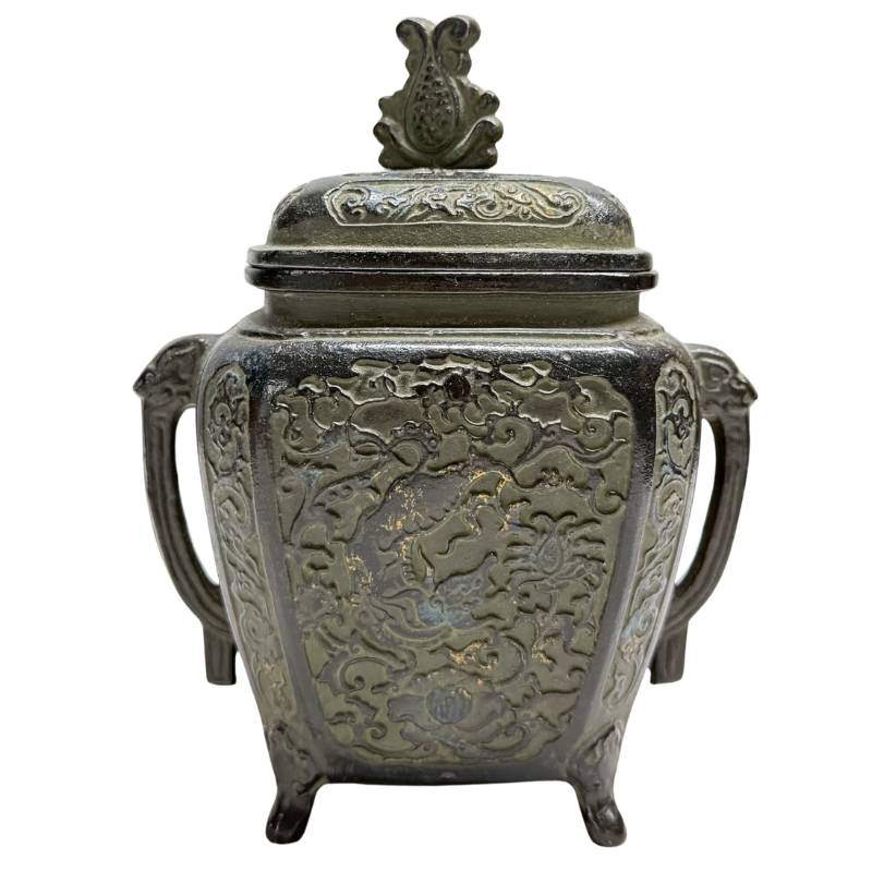 Vorderansicht des antiken japanischen Koro-Räuchergefäßes aus Bronze aus der Meiji-Zeit mit Drachenrelief und Spuren von Vergoldung.