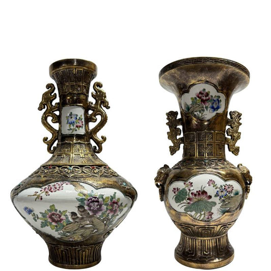 Chinesische Vase mit Blumen- und Vogelmotiven, Porzellanplatten, Metalldekoration