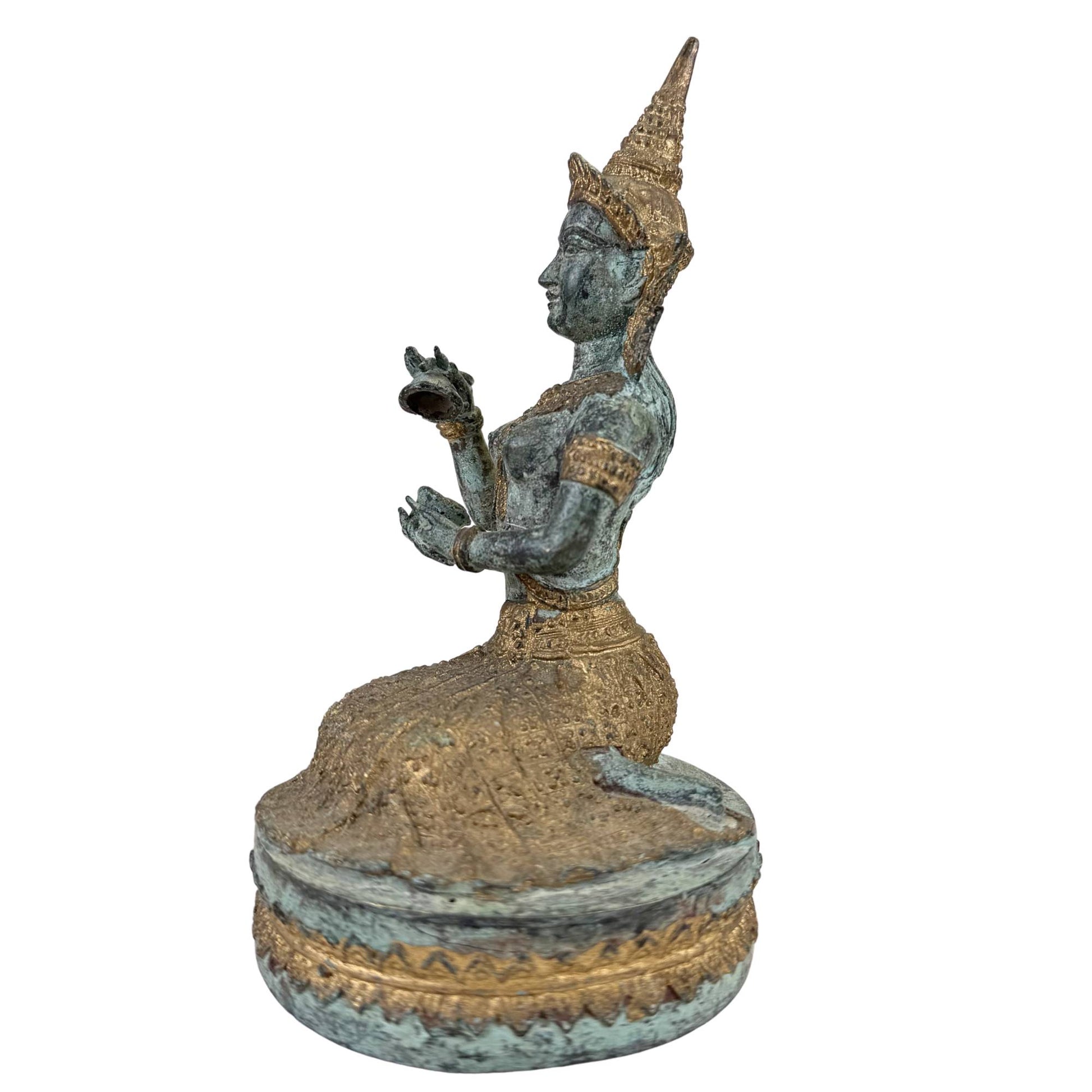 Traditionelle thailändische Bronzestatuen von Musikern

