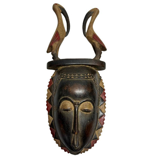 Handgeschnitzte antike Baule-Maske aus Holz, 51 cm hoch, von der Elfenbeinküste, mit doppeltem Vogelkopfschmuck und roten Pigmenten, perfekt als exklusive Wandkunst.