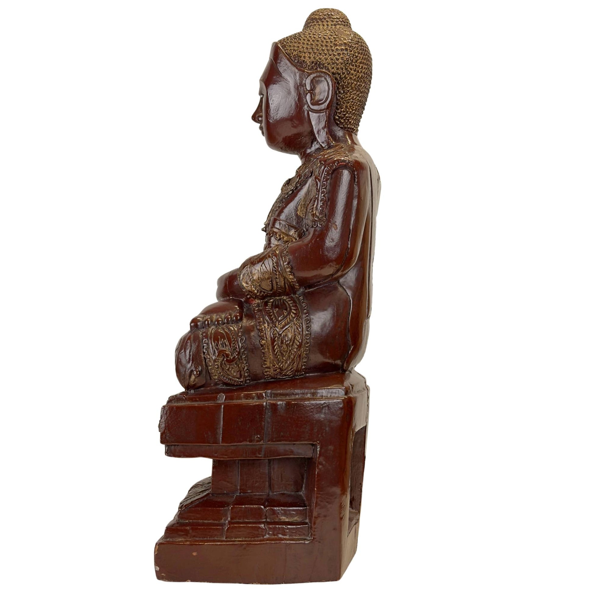 Linkes Profil einer antiken Mandalay-Buddha-Statue aus Myanmar mit originalem Thit-Si-Lack und Blattgold.