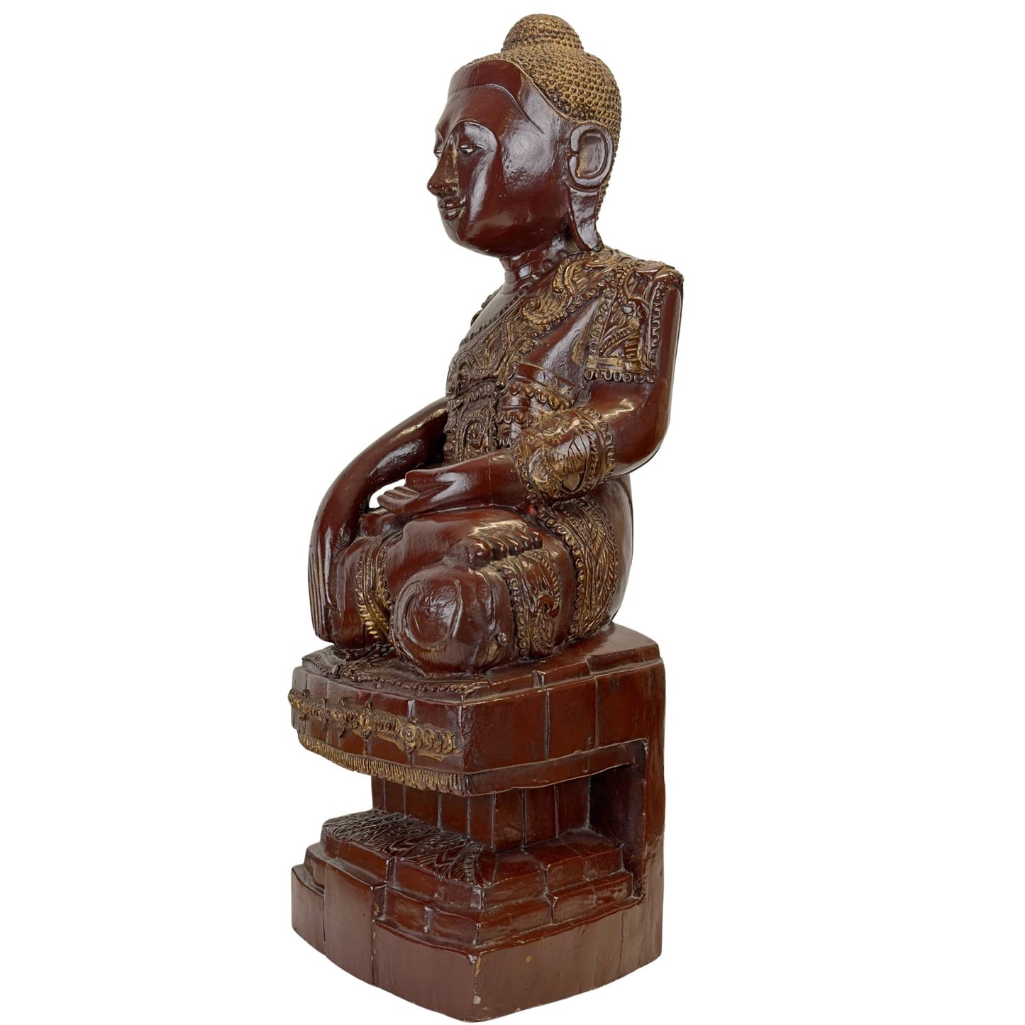 Rechte Vorderseite einer antiken Buddha-Statue aus Mandalay, Myanmar, in Bhumisparsha-Mudra.