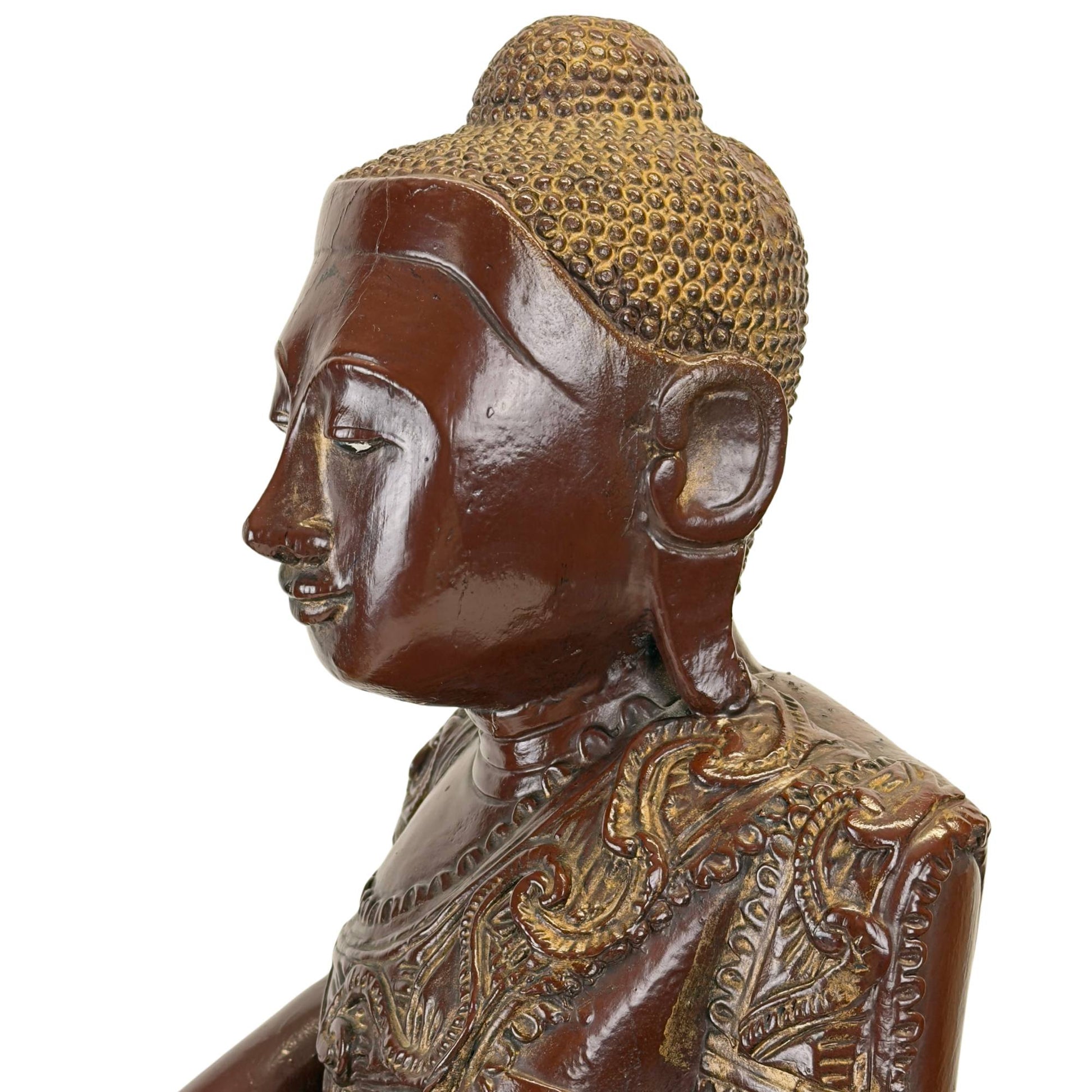 Vorderansicht einer antiken Buddha-Statue aus Mandalay, Myanmar, mit originalem Thit-Si-Lack und Blattgold.