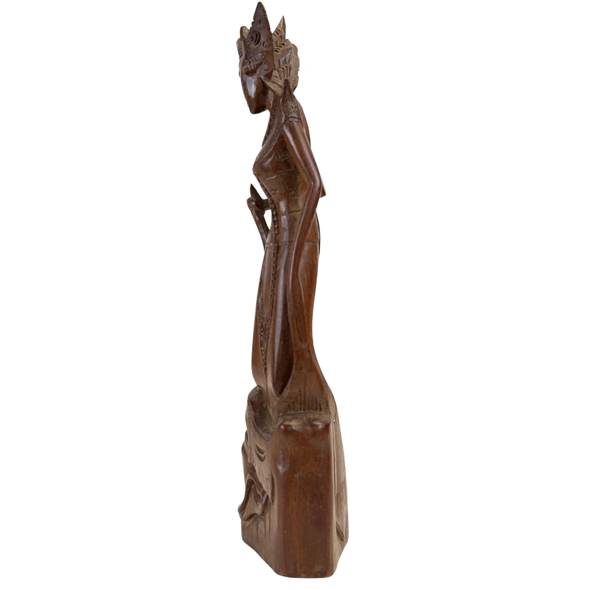 Traditionelle Skulptur aus balinesischem Hartholz auf einem detaillierten Holzsockel