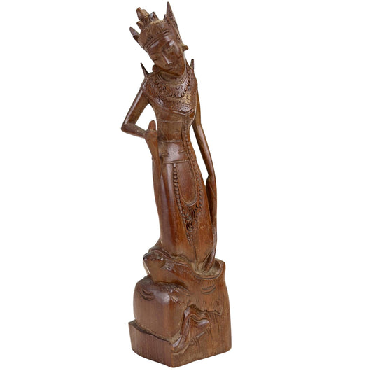 Balinesische Holzstatue der Göttin Dewi Sri mit fließenden Gewandmustern