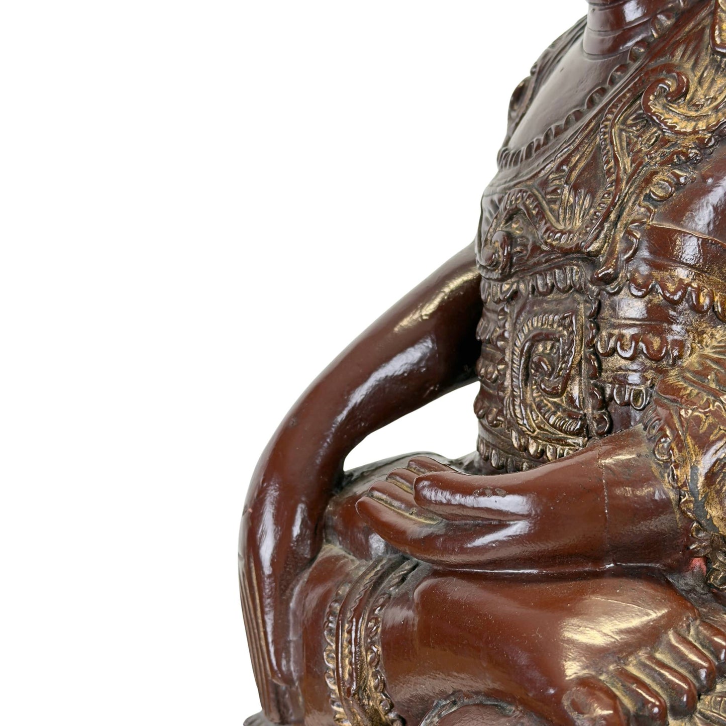Detail der Bhumisparsha-Mudra und des reich verzierten Gewandes einer antiken Buddha-Statue aus Mandalay