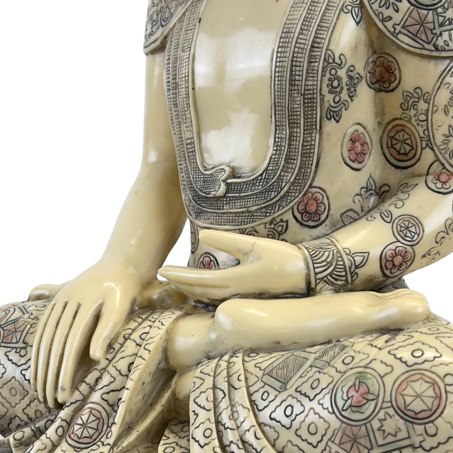 Meditationsbuddha – Detailzeichnung der Muster auf dem Harzgewand