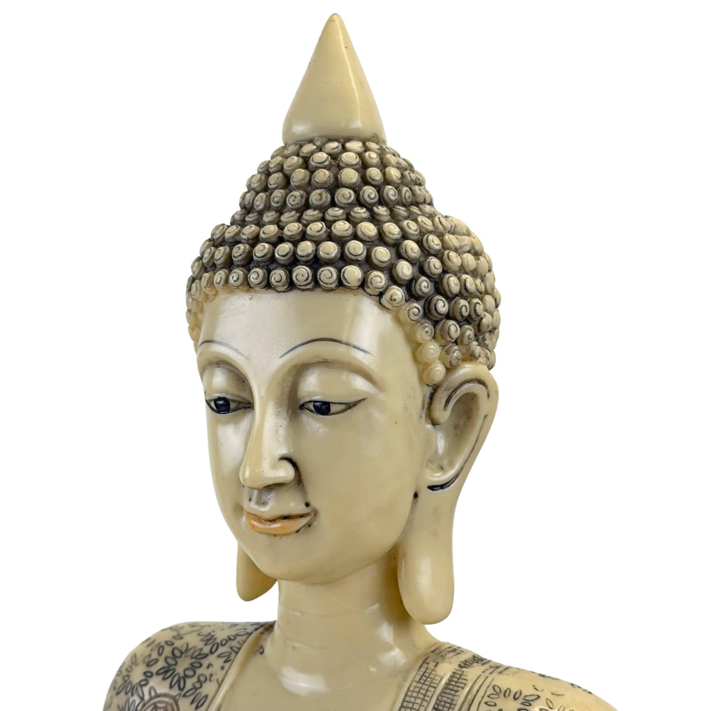Kreisförmige Motive auf dem Gewand einer thailändischen Buddha-Statue