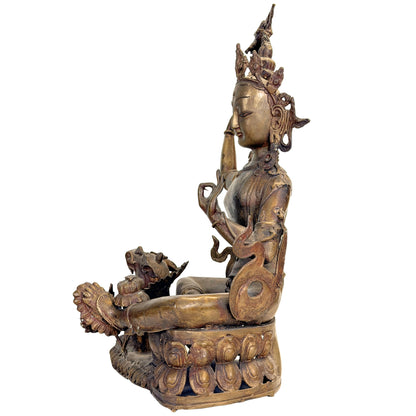 Detail der reich verzierten Kleidung und Schmuckelemente von Mañjuśrī
