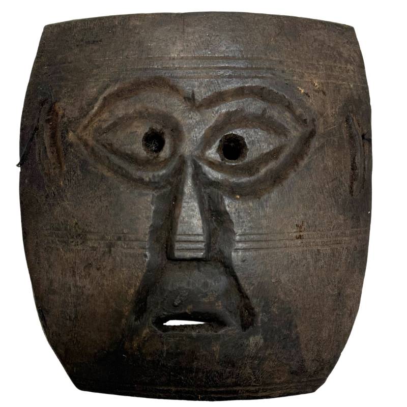 Handgeschnitzte antike Pere-Maske aus Holz, 25 cm, aus dem Kongo mit einer brutalen Opferkrustenpatina und mandelförmigen Augen, perfekt als exklusive Wandkunst.