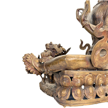 Detail von Patina und warm goldfarbener Oberfläche am antiken nepalesischen Mañjuśrī