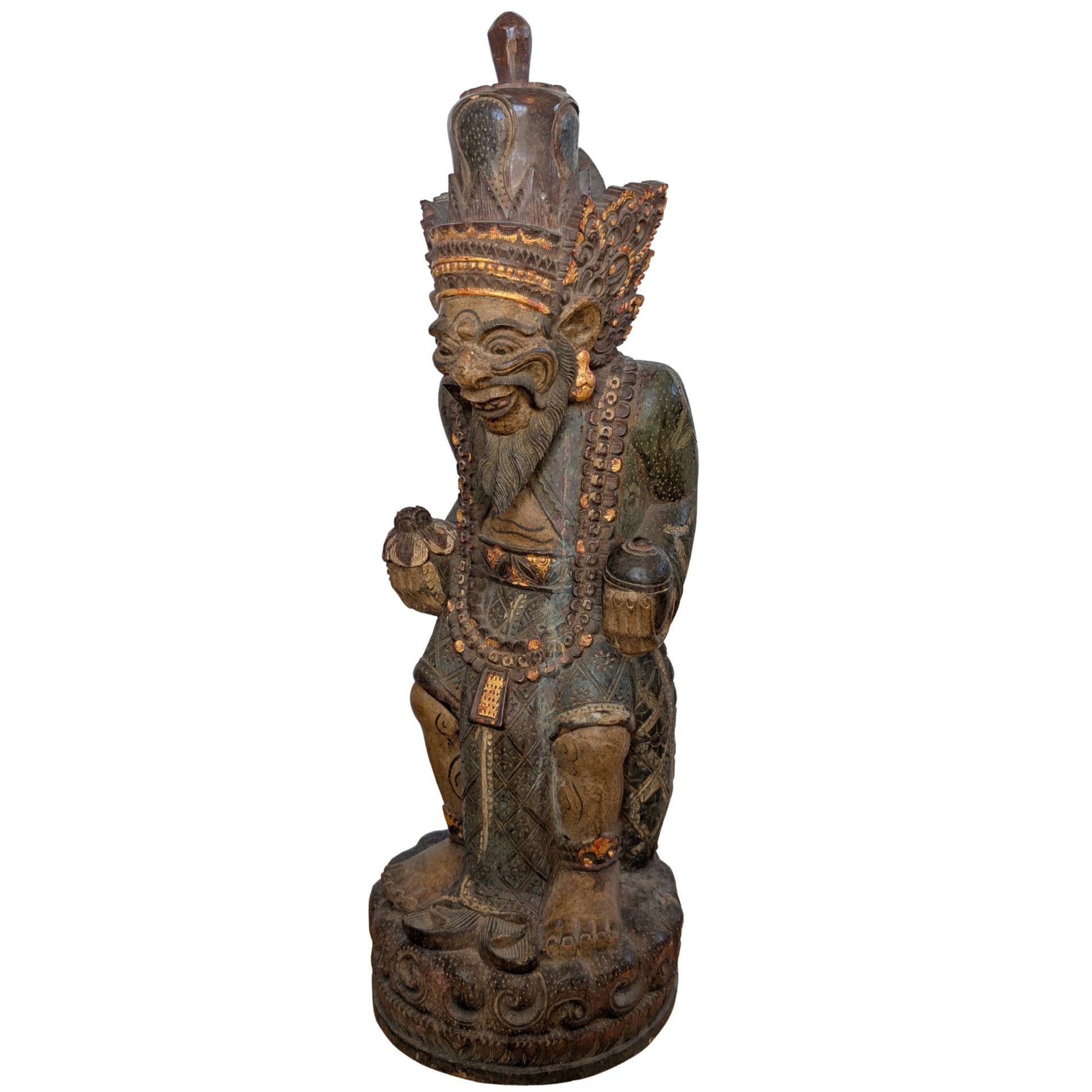 Vorderansicht einer großen, handgeschnitzten balinesischen Holzstatue eines mythologischen Weisen (Rishi).