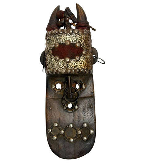 Handgeschnitzte antike Marka-Maske aus Holz, 31 cm, mit gehämmerten Messingbeschlägen und Kaurimuscheln aus Mali, perfekt als exklusive Wandkunst.