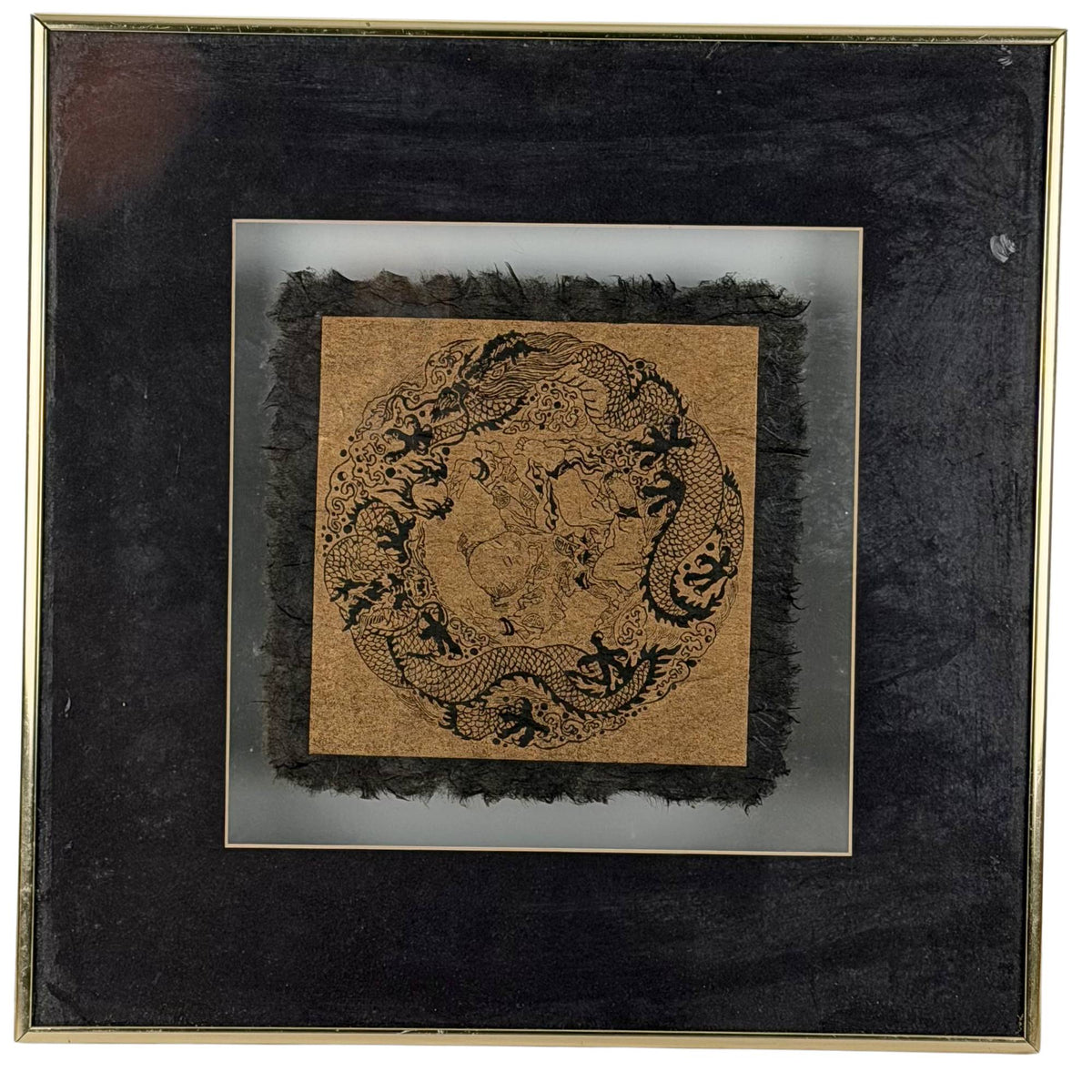 Originaler östlicher Holzschnitt‑Blockdruck von kaiserlichen fünfklauen Drachen auf handgefertigtem Lokta‑Papier, schwebend gerahmt in einem modernen Wabi‑Sabi‑Interieur.