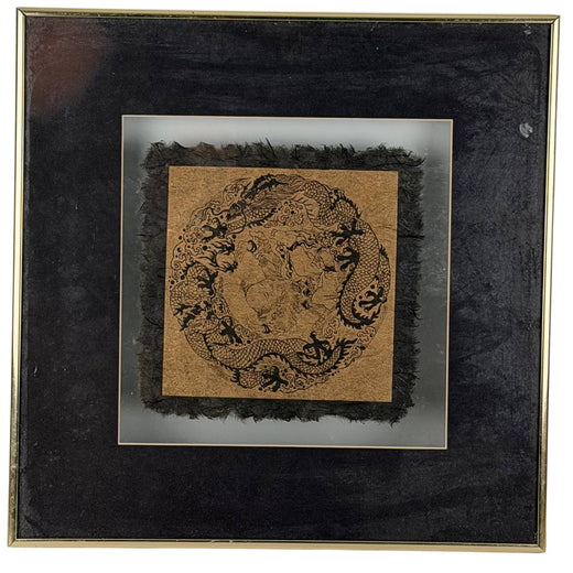 Originaler östlicher Holzschnitt‑Blockdruck von kaiserlichen fünfklauen Drachen auf handgefertigtem Lokta‑Papier, schwebend gerahmt in einem modernen Wabi‑Sabi‑Interieur.