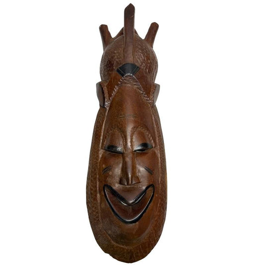 Große, handgeschnitzte Stammesmaske aus Holz im traditionellen Marka-Stil aus Mali, 59 cm hoch mit aufrechten Hörnern.