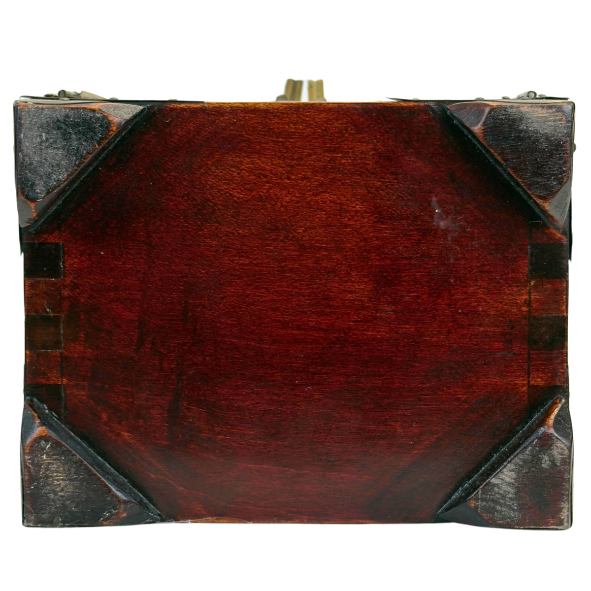 Chinesische Schmuckschatulle aus Holz mit geschnitzten Steinpaneelen und Messingbeschlägen – Ansicht 4