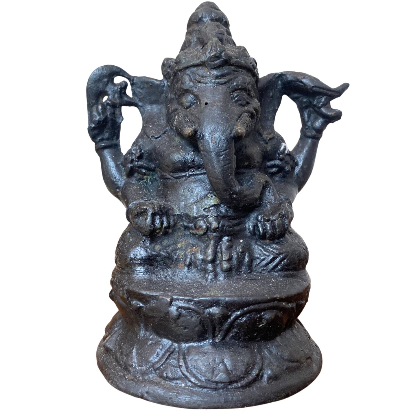 Vorderansicht einer antiken Ganesha-Statue aus Bronze in sitzender Position.