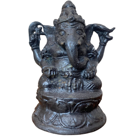 Vorderansicht einer antiken Ganesha-Statue aus Bronze in sitzender Position.