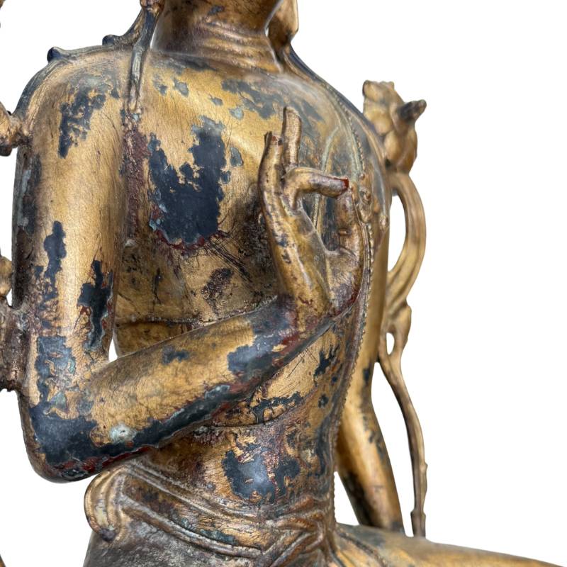 Charakteristische Mudra-Handgesten an einer sino-tibetischen Buddha-Statue