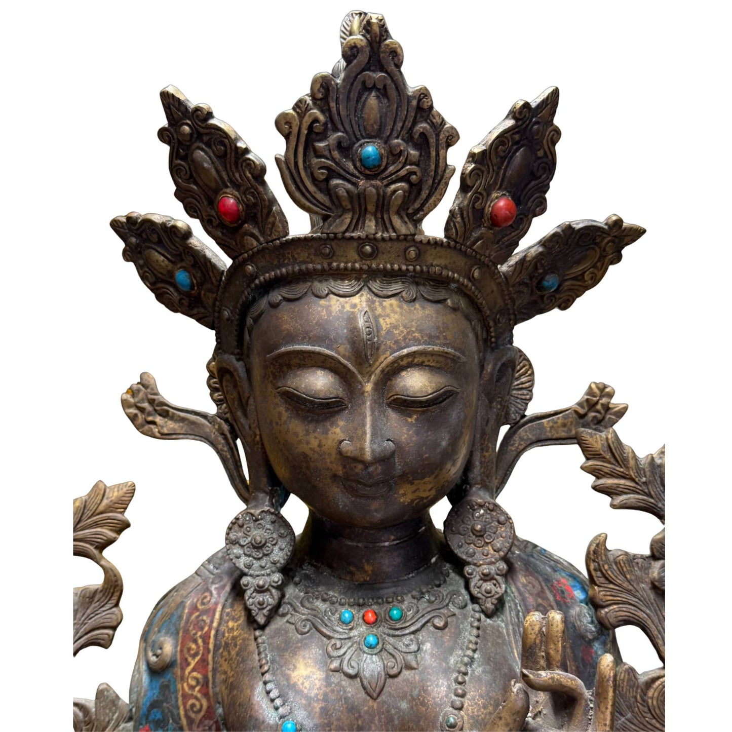 Cloisonné-Emaille-Blumenmotive. Weiße Tara, antikes Altarbild aus vergoldeter Bronze