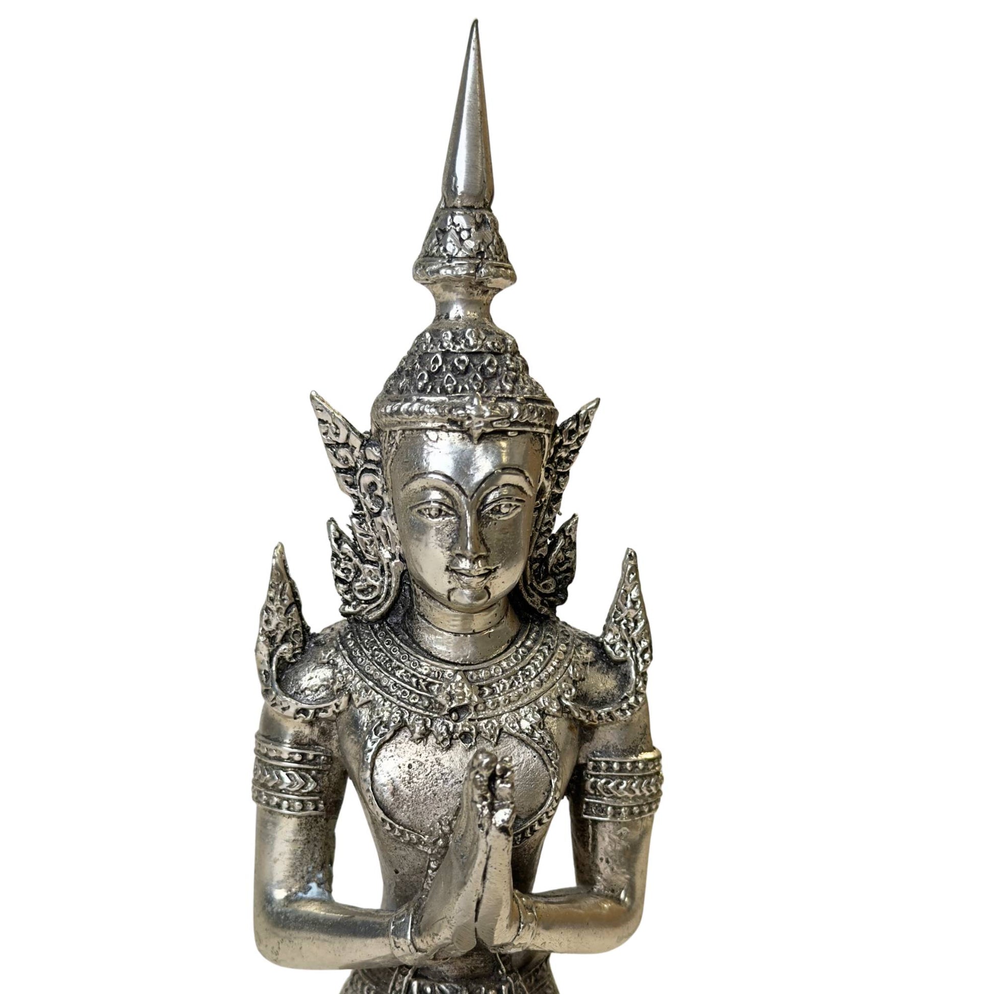 Ein Paar thailändischer Thepanom-Engel in Anjali Mudra posiert für spirituelle Andacht.