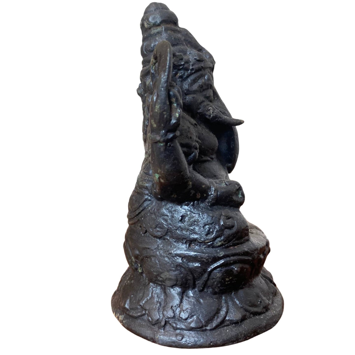 Rückansicht der Statue mit dem grimmigen Gesicht des Kirtimukha-Wächters.
