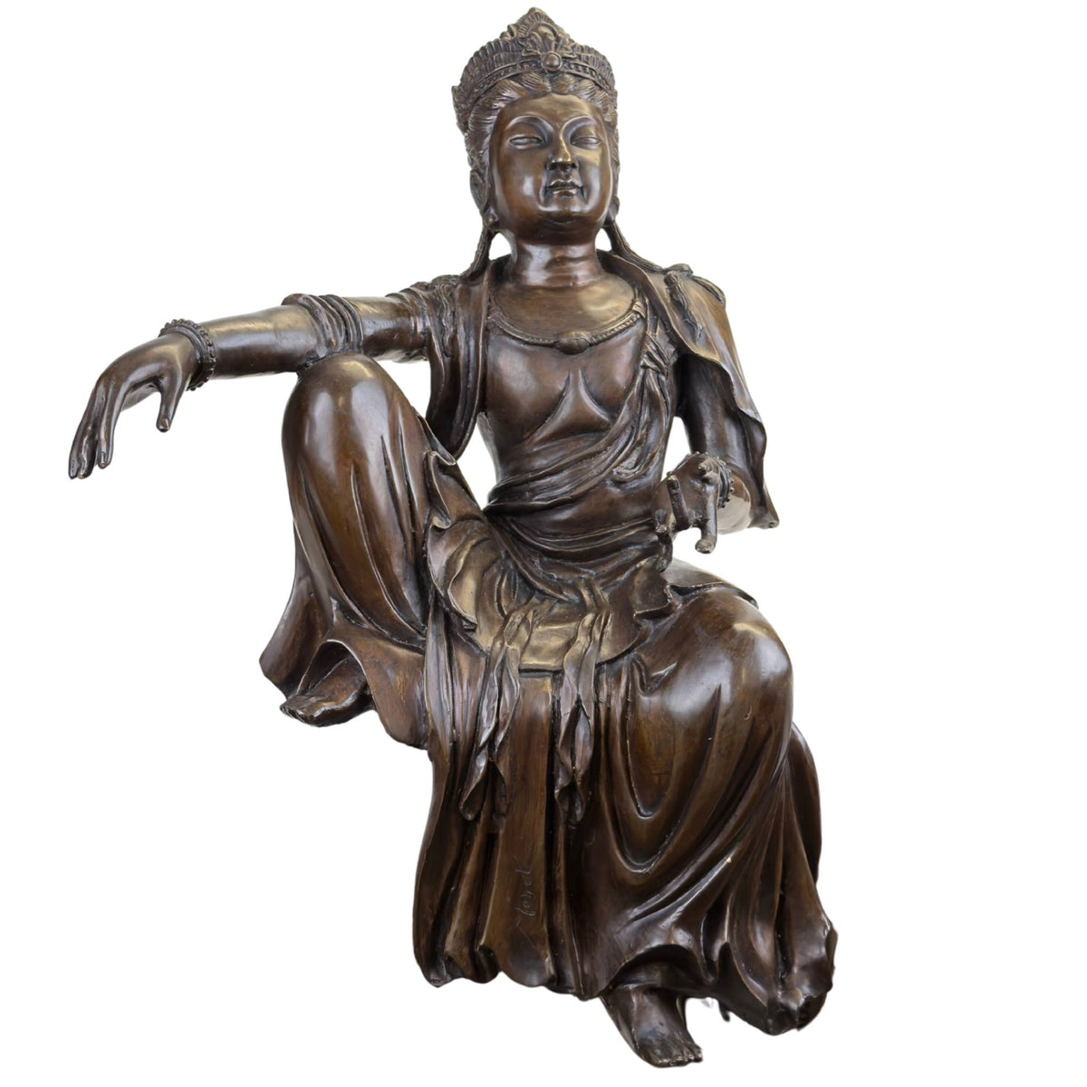 Eine historische bronzene Statue von Guanyin, die in einer musealen Ausstellung gezeigt wird.