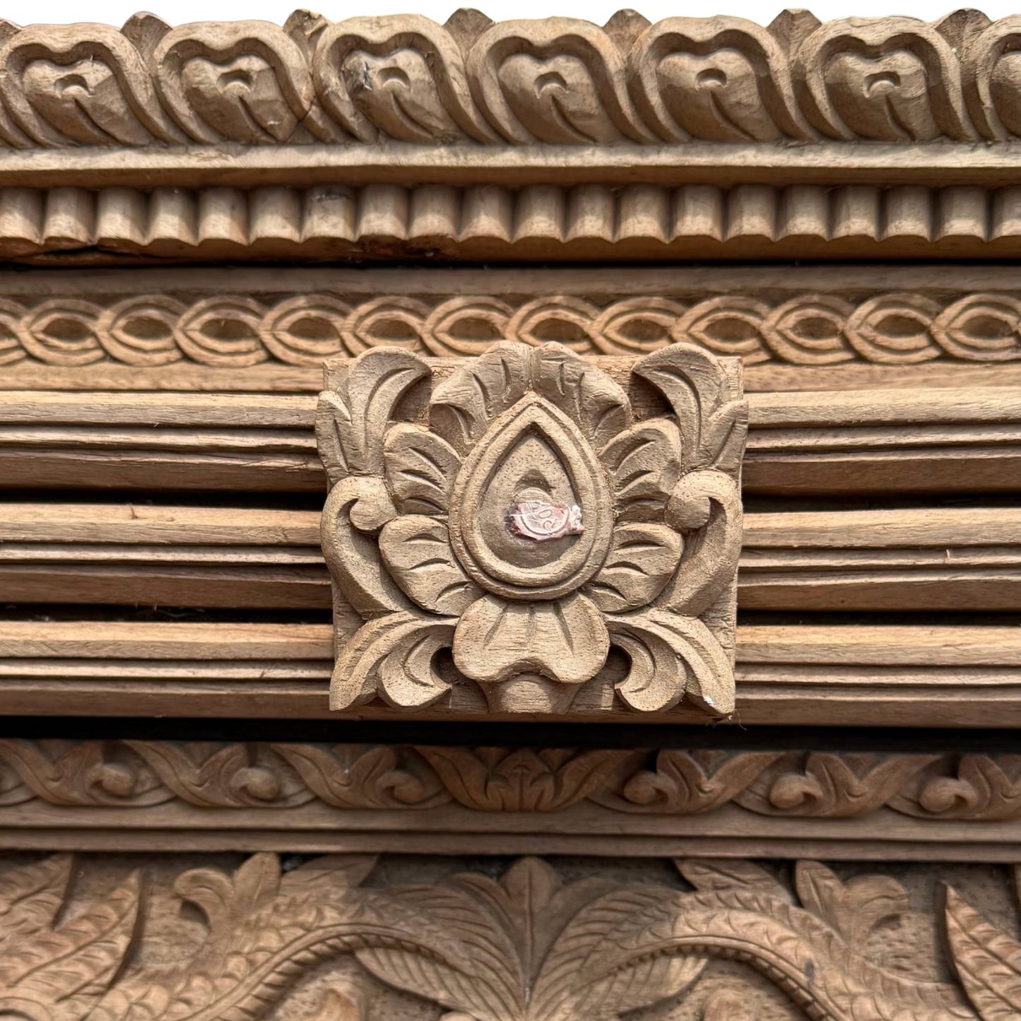 Himalaya-Holzschnitzerei, Teakfenster, buddhistische Symbolik