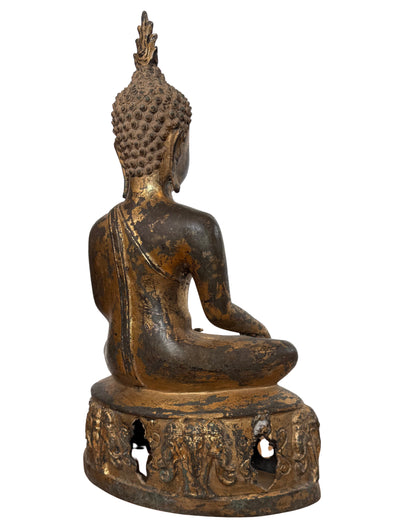 Die Erleuchtungshaltung (Erdberührung) des Lanna‑Buddha.