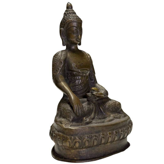 Detail der Handmeißelspuren auf den Roben des Buddha.