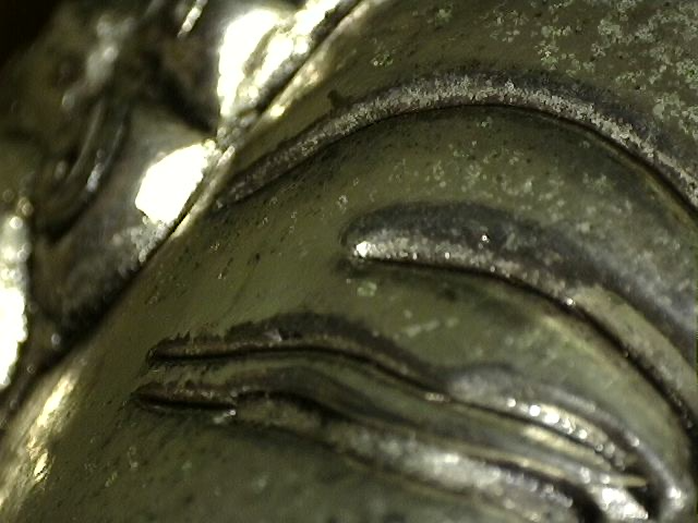 Nepalesischer Buddha aus silberfarbener Kupferlegierung, Abhaya-Mudra