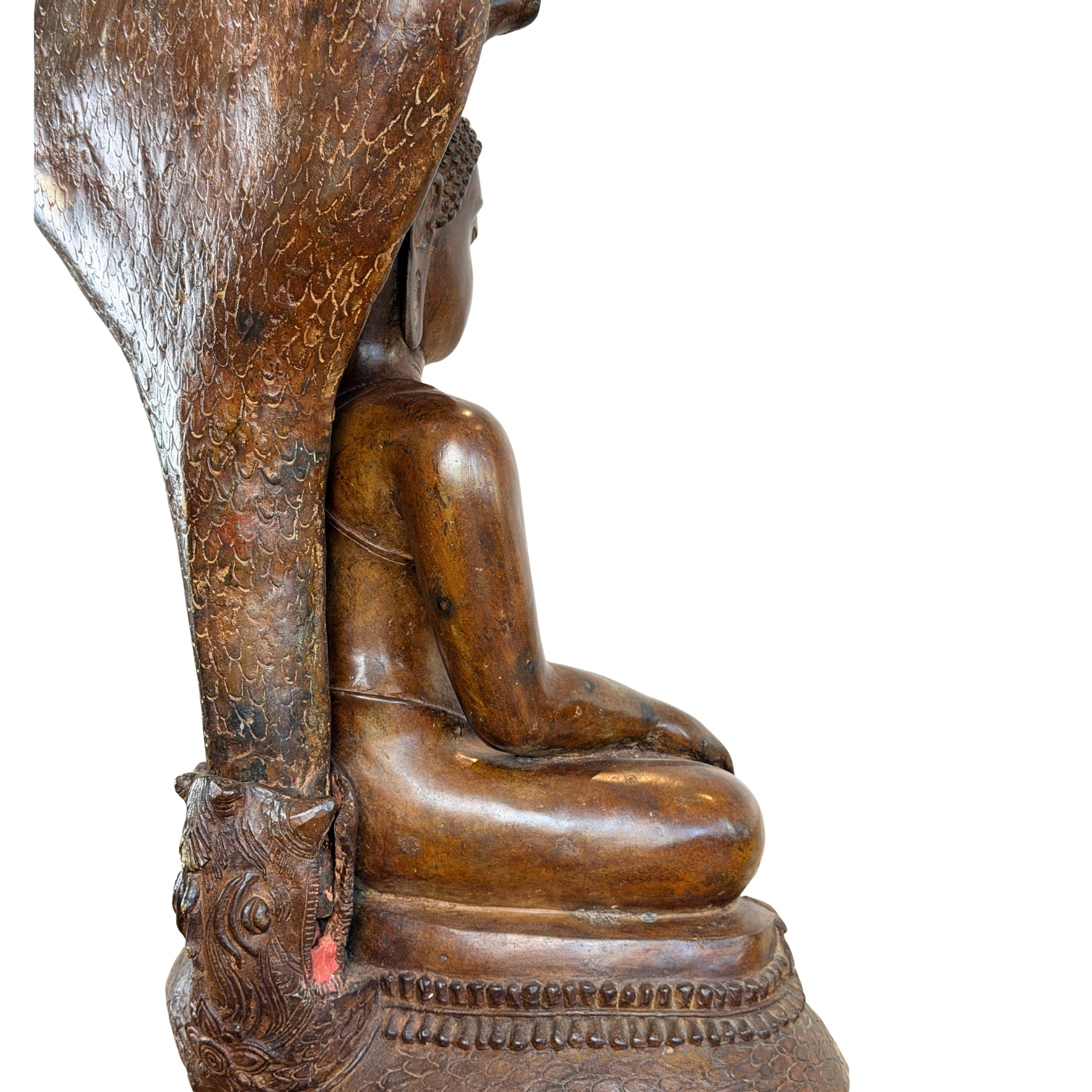 Nahaufnahme des Seitenprofils des thailändischen Buddha Muchalinda mit Anschluss des Naga-Baldachins, Schuppenmuster und goldbrauner Patina