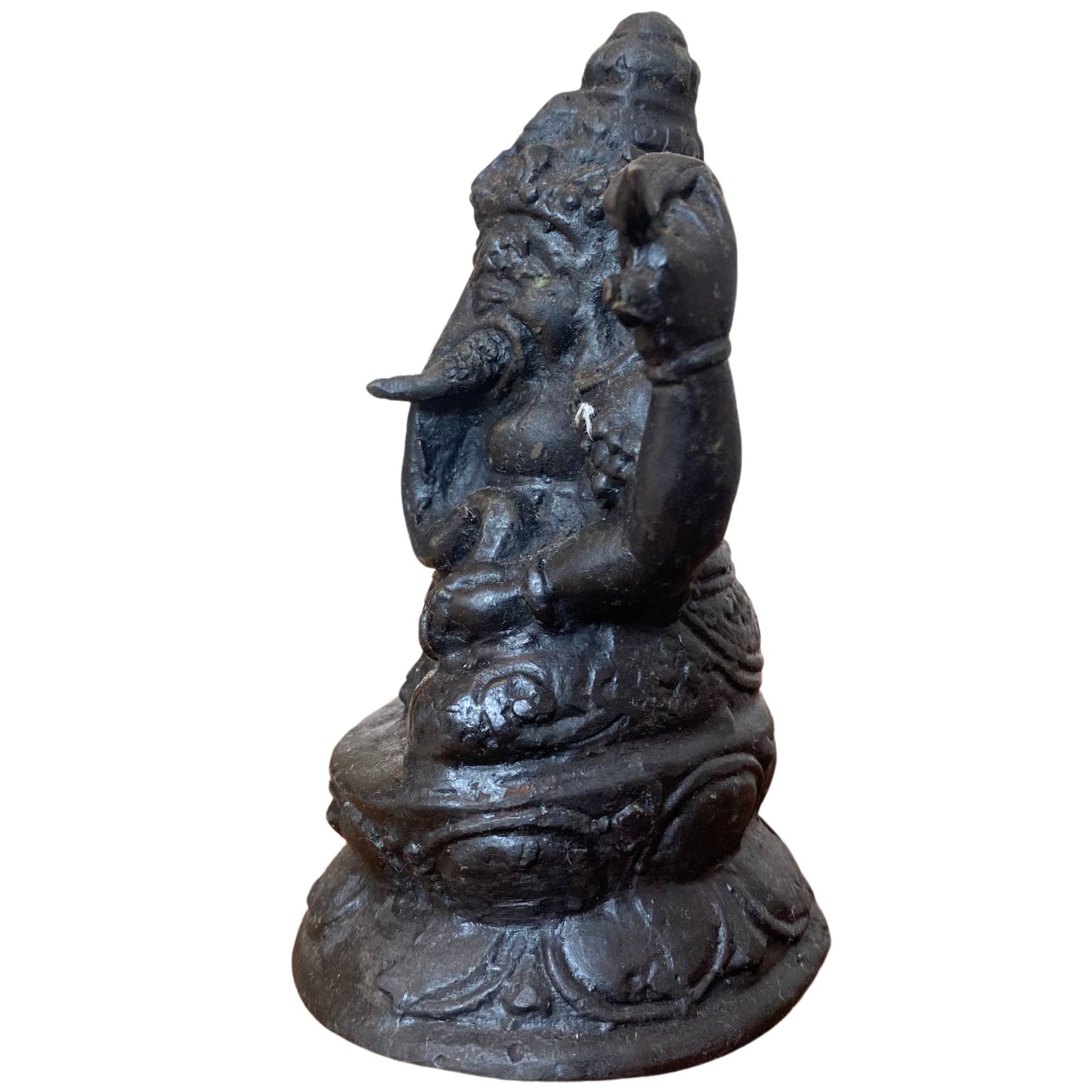 Gesamtansicht der kraftvollen und robusten Erscheinung der Skulptur.