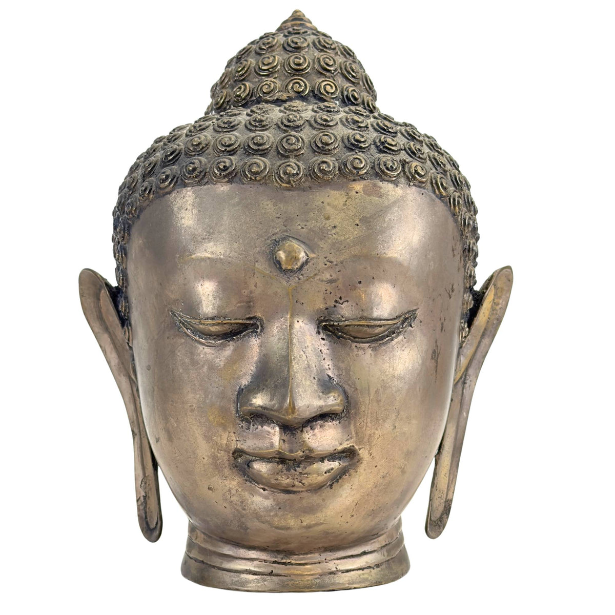 Ein historischer thailändischer bronzener Buddha‑Kopf im Sukhothai‑Stil, ausgestellt in einer museumsgerechten Aufstellung.