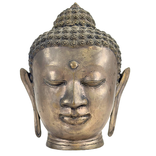 Ein historischer thailändischer Buddha-Kopf aus Bronze im Sukhothai-Stil, ausgestellt in einem Museum.