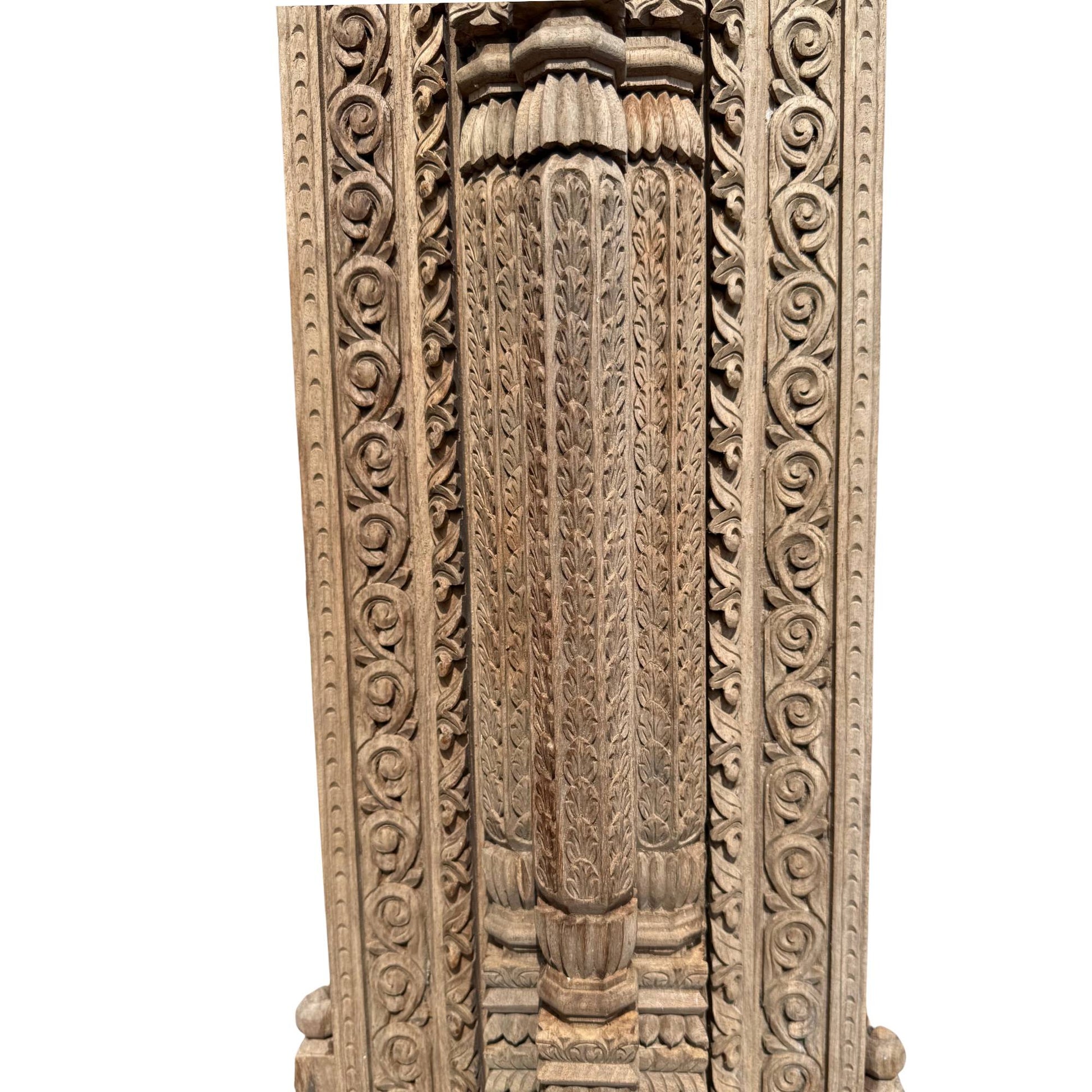 Traditionelle Newari-Restaurierung von Teakholz-Fensterrahmen in Kathmandu