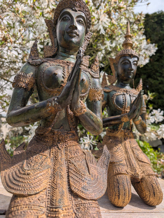 Thailändische Tempelwächter aus Bronze, kniendes Paar


