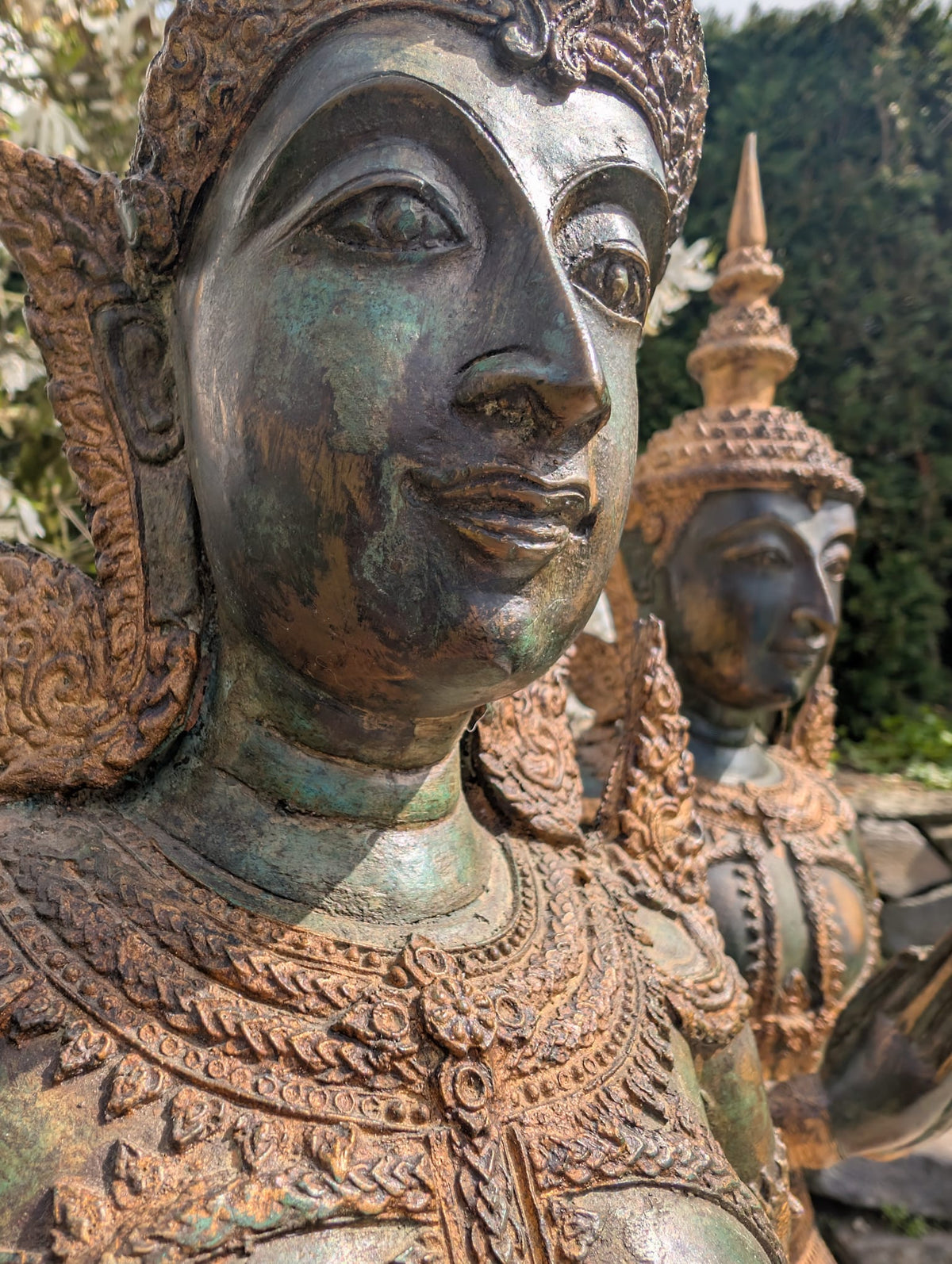 Thailändische Tempelwächter aus Bronze in Anjali-Mudra – Detail