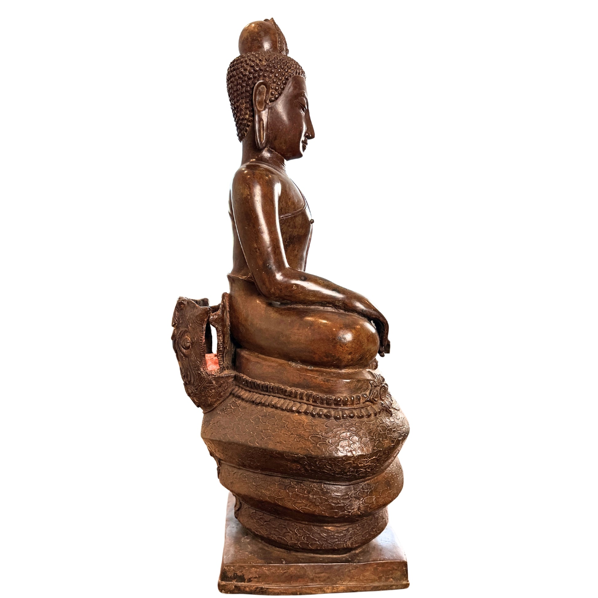 Seitenansicht des bronzenen Buddha Muchalinda ohne Naga-Baldachin mit sichtbarer Montagekonstruktion und gewundener Schlangenbasis