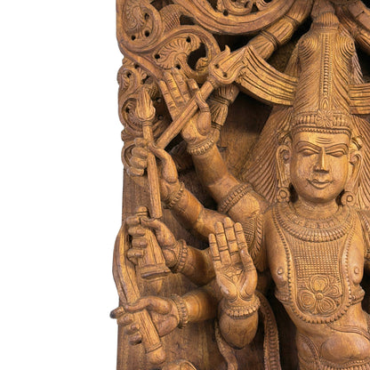 Detail der rechten Seite mit den mehreren Armen von Shiva, die die Trishula‑Dreizacke halten und die Abhaya‑Mudra bilden.