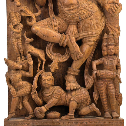 Detail der Unterseite des Tempelpanels mit Shiva, der über den Zwergdemon Apasmara triumphiert, flankiert vom trommelspielenden Gott Brahma.