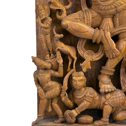 Nahaufnahme des unteren Teils des Holzpaneels mit der detaillierten Darstellung der Figuren um die Füße von Shiva Nataraja.