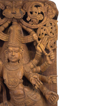 Detail der Oberseite des architektonischen Panels mit der schützenden Kirtimukha‑Maske und filigranen floralen Schnitzereien.