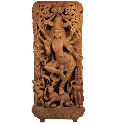Monumentales südindisches Holz‑Tempelpaneel mit einem detaillierten Hochrelief des kosmischen Tanzes von Shiva Nataraja aus Tamil Nadu.