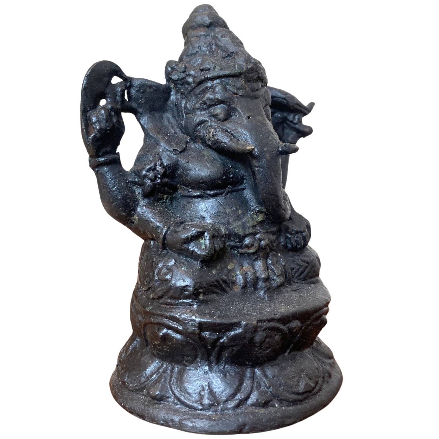 Detailansicht der robusten, dunklen Patina auf der südindischen Bronze.