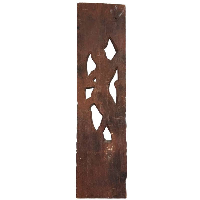 Rückseite einer antiken balinesischen Holzskulptur mit historischer Oxidation und Holzmaserung.